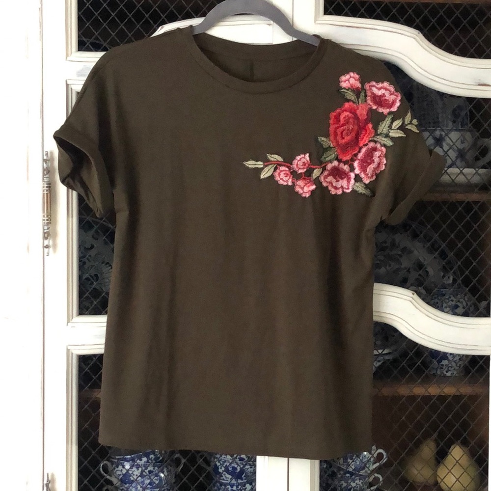 Cute XS brown tee with pretty appliqué!